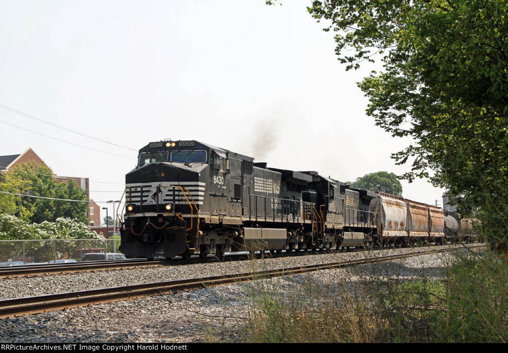 NS 9430 & 8810 lead train 159 towards the signals at Aycock